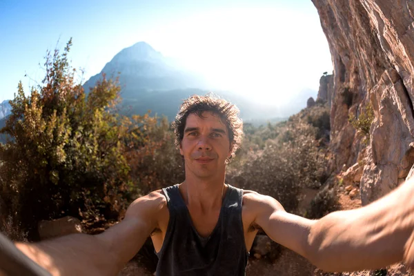 Bir Adam Güzel Bir Dağ Vadisinin Kayaların Arka Planında Selfie — Stok fotoğraf