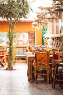 Bir Türk kafeteryasının içinde. Kahve dükkanında tahta sandalyeler ve masalar. Doğu mutfağı. Kafeteryada kimse yok..