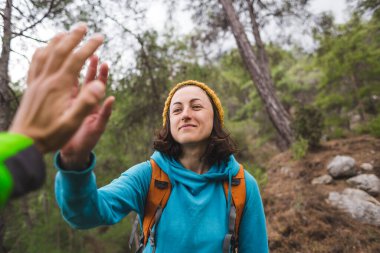 Sırt çantalı bir kadın arkadaşını karşılar, bir kız beş dakika verir, birlikte dağlara bir gezi, ormanda bir yürüyüş..