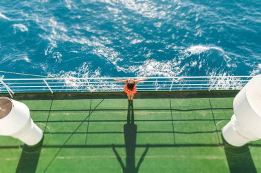 Bir kadın bir gemide yelken açıyor, yaz elbisesi giymiş bir kız bir yolcu gemisinin güvertesinde, okyanusu aşan bir yolculuk, bir kadın feribota biniyor ve suya bakıyor..