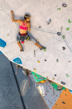 Bir kadın tırmanma duvarına tırmanır, bir dağcı yapay arazi eğitimi alır, şehirde kaya tırmanışı yapar, güçlü bir kız, şehirde spor yapar, aşırı sporlarda güvendedir..