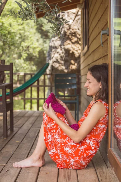 Donna Lavora Maglia Sulla Veranda Della Casa Ragazza Lavora Maglia — Foto Stock