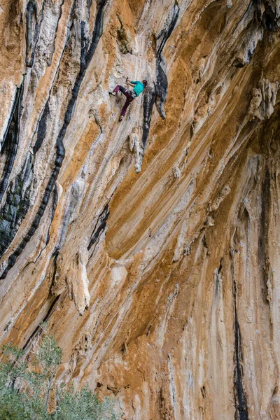 Жінка Піднімається Скелю Колонію Тонка Дівчина Долає Важкий Маршрут Сходження — стокове фото