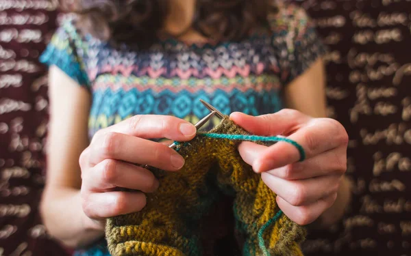 Malhas Mulher Casa Roupas Seu Tempo Livre Menina Está Envolvida — Fotografia de Stock