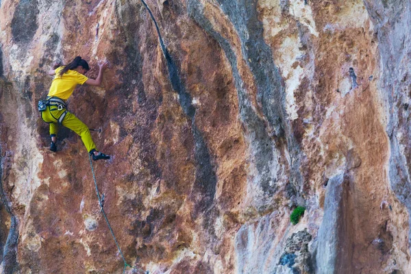一个女孩爬上森林背景上的岩石 运动员在大自然中训练 女人克服了艰难的攀登道路 坚强的攀登者 极端的爱好 土耳其的攀岩 — 图库照片