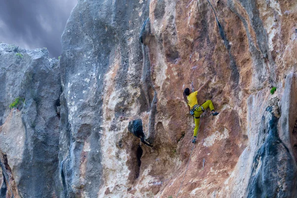 女の子は森の背景に岩を登る 選手は自然の中で訓練 女性は困難な登山ルートを克服 強い登山 極端な趣味 トルコのロッククライミング — ストック写真