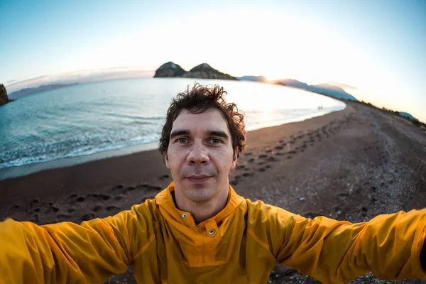 Young Man Yellow Jacket Makes Selfie Seashore Sunset Travel Turkey — Stock Photo, Image