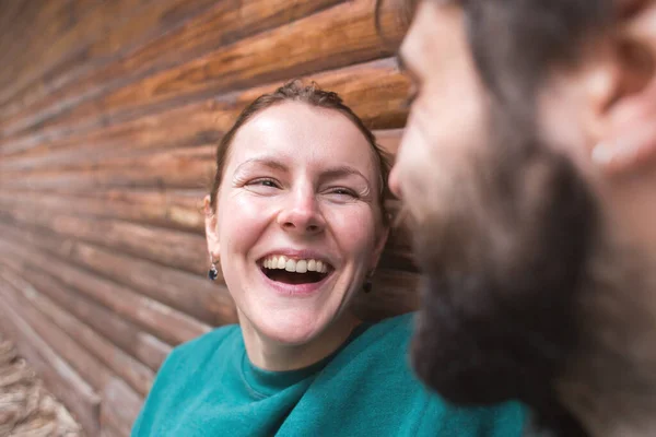 Unga Par Tillbringar Tid Tillsammans Sitter Nära Ett Trähus Skogen — Stockfoto