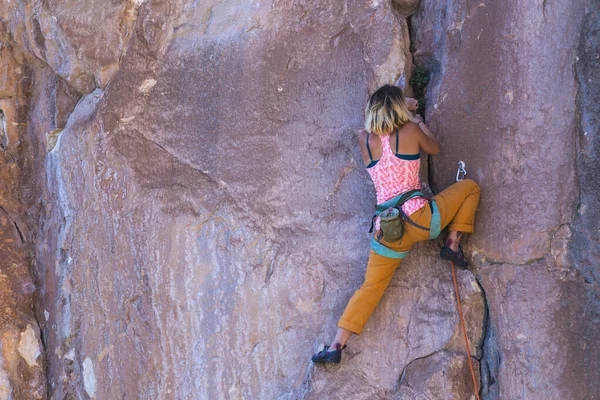 Bir Kız Kayaya Tırmanıyor Sporcu Doğada Antrenman Yapar Kadınlar Zor — Stok fotoğraf