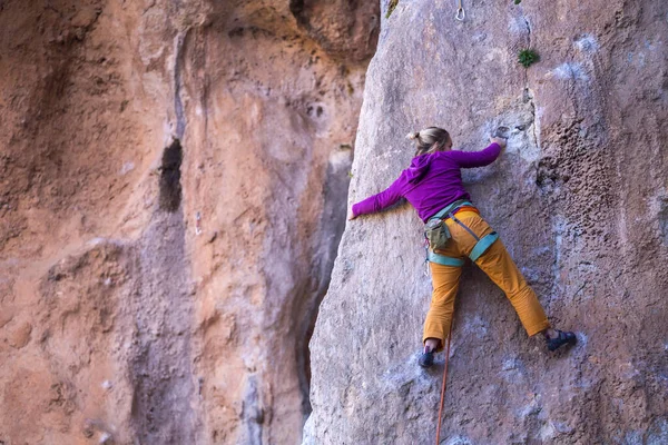 少女は岩の強さと持久力を訓練し 自然の地形に登り ロッククライマーは困難なルート アクティブなライフスタイルを克服します ロッククライミング — ストック写真