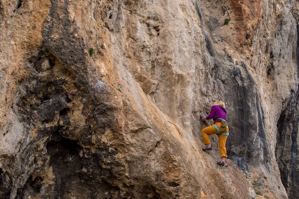 Una Niña Entrena Fuerza Resistencia Las Rocas Escalando Terreno Natural — Foto de Stock