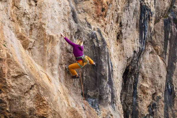 Uma Menina Treina Força Resistência Rochas Escalando Terreno Natural Alpinista — Fotografia de Stock