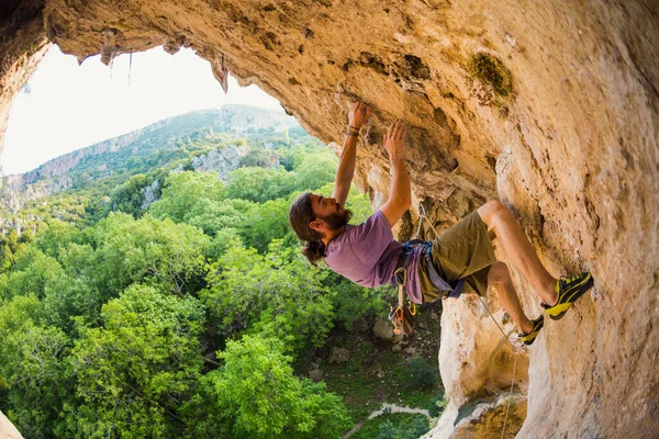 Escalador Rocha Sobe Caverna Rocha Forma Arco Homem Treina Terreno — Fotografia de Stock