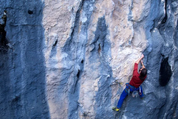 Hombre Fuerte Sube Una Roca Escalada Roca Turquía Entrenamiento Resistencia — Foto de Stock