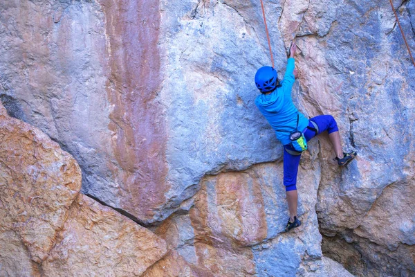 Eine Frau Mit Helm Erklimmt Einen Schönen Blauen Felsen Kletterschutzausrüstung — Stockfoto