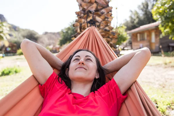 少女のハンモックに横たわっているの肖像画 女性は自然の中で休んで 美しい場所に旅行し キャンプ — ストック写真