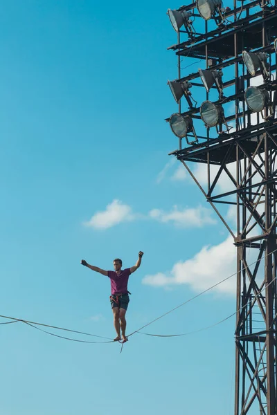 Highliner Vor Blauem Himmel Ein Mann Geht Einer Schlinge Entlang — Stockfoto