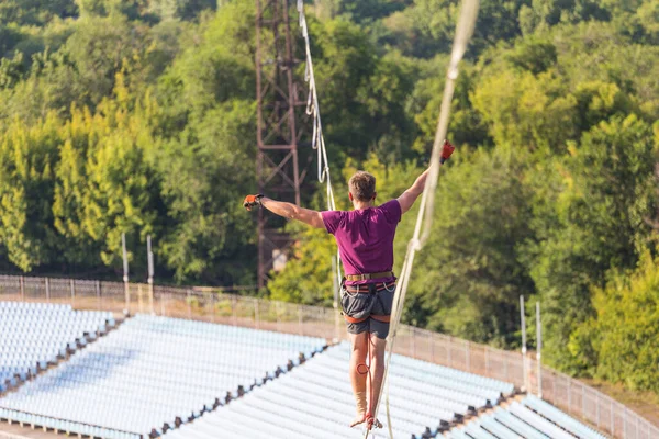 Highliner Goes Stadium Man Walks Stretched Sling City Ropewalker Catches — Stock Photo, Image