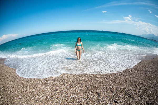 Una Donna Cammina Lungo Spiaggia Antalya Una Ragazza Costume Bagno — Foto Stock