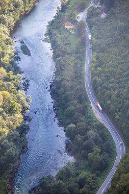 Dağ nehri manzaralı bir otoyol. Bosna-Hersek dağlarında asfalt yol. Kanyonun dibindeki nehir..