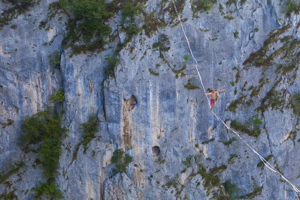 Destaque Nas Montanhas Homem Vai Numa Funda Esticada Highline Está — Fotografia de Stock