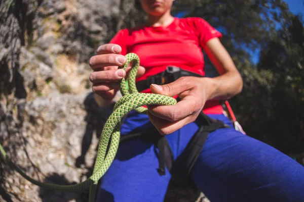 Een Meisje Bergbeklimmer Bindt Zich Met Een Touw Aan Het — Stockfoto