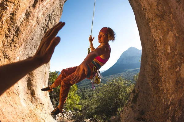 Kaya Tırmanıcısı Partnerine Beşlik Çakar Kız Tırmanma Rotasını Başarıyla Tamamlar — Stok fotoğraf