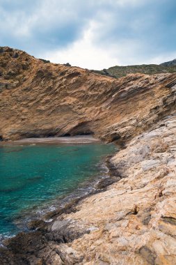 Güzel kayalık kıyılar, Akdeniz kıyıları, bulutlu bir günde deniz.