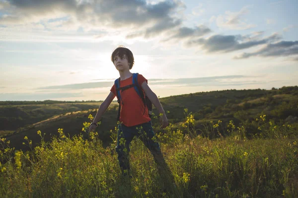 Αγόρι Σακίδιο Πεζοπορία Πεζοπορία Ένα Παιδί Καλοκαιρινές Διακοπές Στη Φύση — Φωτογραφία Αρχείου
