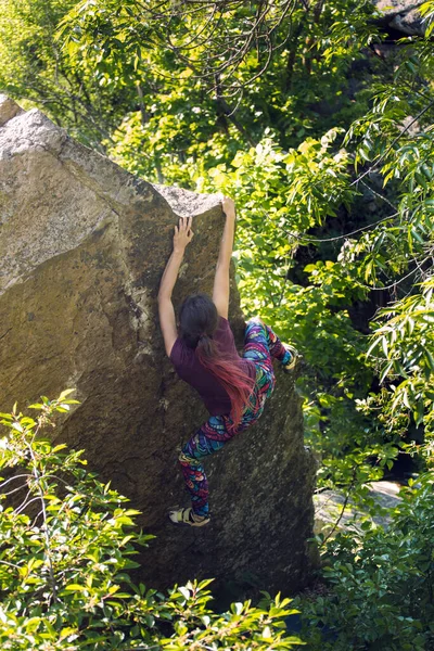 Dívka Horolezec Vyleze Kámen Bouldering Přírodě — Stock fotografie