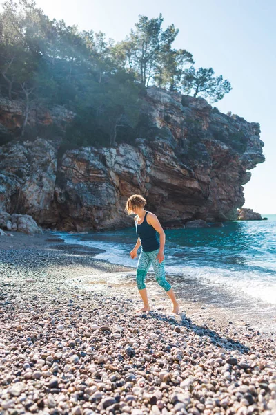 Glückliche Unbeschwerte Frau Die Strand Entlang Geht Sonniger Tag Meer — Stockfoto