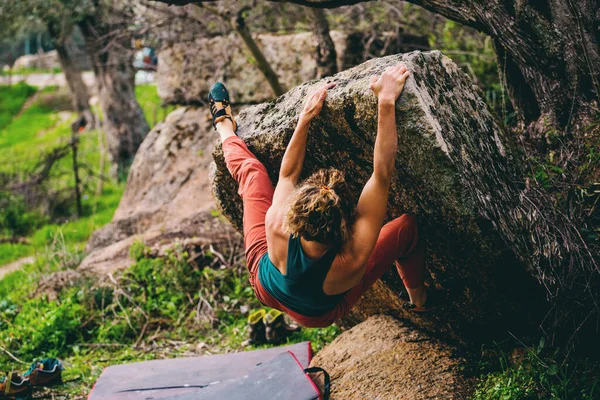 強い女の子が岩の上をボルダリングしてる 自然の中で岩登り — ストック写真