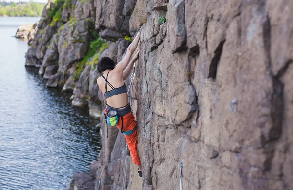 Dziewczyna Zajmuje Się Wspinaczką Skalną Nad Wodą Alpinista Pokonuje Trudną — Zdjęcie stockowe