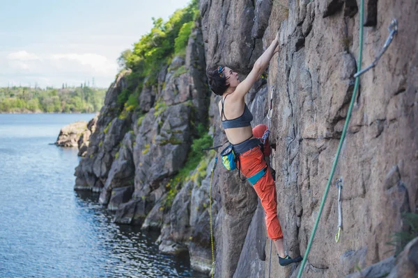 Fille Est Engagée Dans Escalade Bord Eau Grimpeur Surmonte Une — Photo