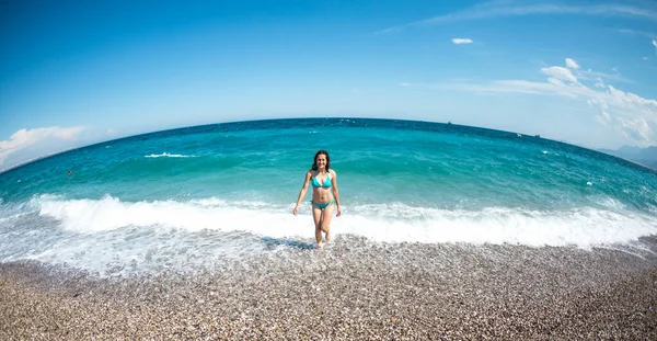 Una Mujer Camina Por Playa Antalya Una Chica Traje Baño — Foto de Stock