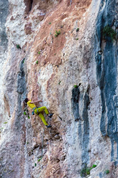 Bir Kız Ormanın Arka Planında Bir Kayaya Tırmanır Atlet Doğada — Stok fotoğraf