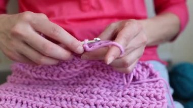 Kadın Crochets. Handwork. Tığ işi kancası. Kadın eller çekim. Kadın elleri kancayı tutar. Vintage halı. Örme ekose. El yapımı. Ev hobi.