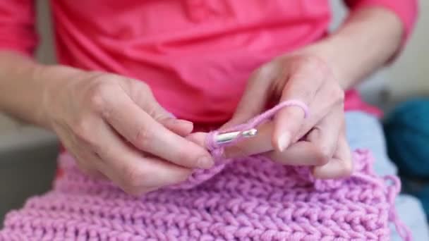 Ženské Vrty Práce Háček Crochet Ženské Ruce Ucijí Ženské Ruce — Stock video