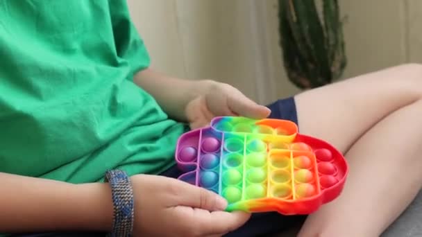 Criança Brincando Com Pop Mãos Criança Segurando Brinquedo Menino Pressionando — Vídeo de Stock