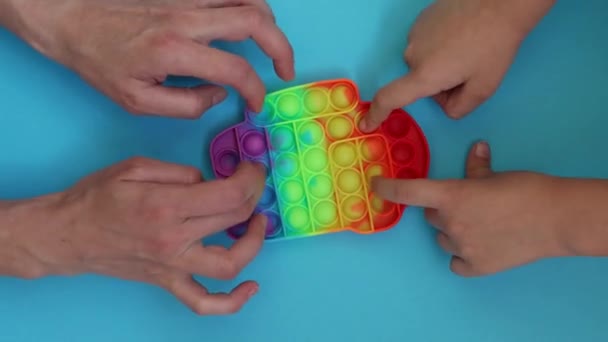 Kind Mit Mama Spielen Mit Pop Kinderhände Halten Ein Spielzeug — Stockvideo