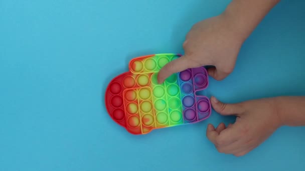 Criança Brinca Com Pop Mãos Criança Segurar Brinquedo Menino Pressiona — Vídeo de Stock