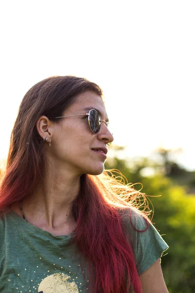 Retrato Una Chica Pelo Largo Gafas Sol Mujer Descansando Naturaleza —  Fotos de Stock