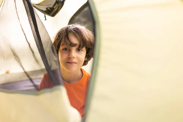 Ein Junge Blickt Aus Einem Zelt Ein Kinderporträt Ein Kind — Stockfoto