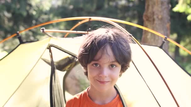 Ragazzo Guarda Fuori Una Tenda Ritratto Bambino Bambino Che Viaggia — Video Stock