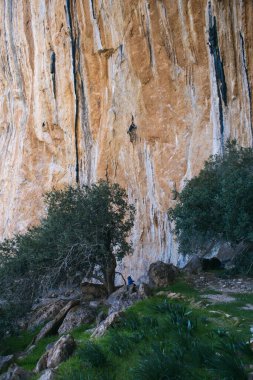 Dağcı güzergahı tırmanır. Erkek ve kadın doğada kaya tırmanışı yaparlar. Doğadaki zindelik. Olağanüstü bir hobi. Türkiye 'nin Datca bölgesinde kaya tırmanışı.
