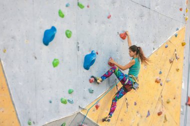 Kaya tırmanışçısı rotayı tırmanır. Ekstrem sporlar için şehrin duvarına tırmanmak.