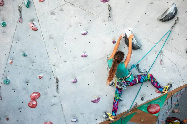 Escalador Rocas Sube Ruta Muro Escalada Ciudad Para Deportes Extremos —  Fotos de Stock