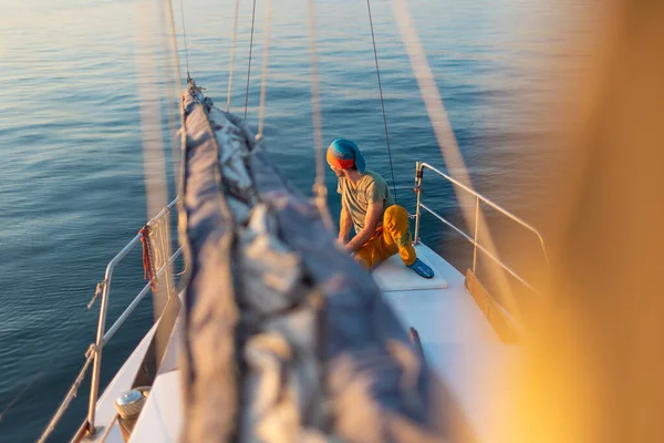 Muž Ovládá Jachtu Moři Kapitán Plachetnice Plachtění Cestovní Ruch Cestování — Stock fotografie
