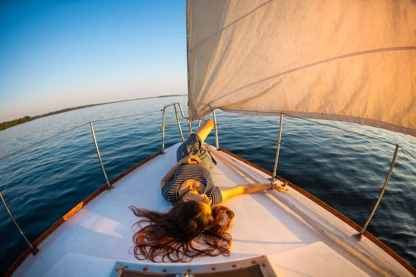 Cestovat Jachtě Dívka Lodi Uvolní Odpočinek Palubě Bílé Jachty — Stock fotografie