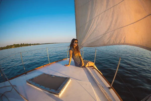 Cestovat Jachtě Mladá Dívka Sedí Zádi Bílé Jachty Soukromí Při — Stock fotografie